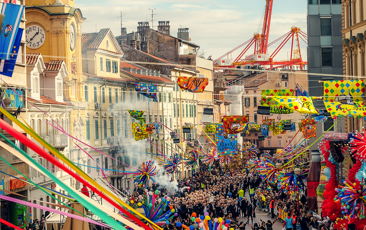 Küstenstadt mit farbigen Häusern und Yachthafen am blauen Meer. - © xbrchx - stock.adobe.com