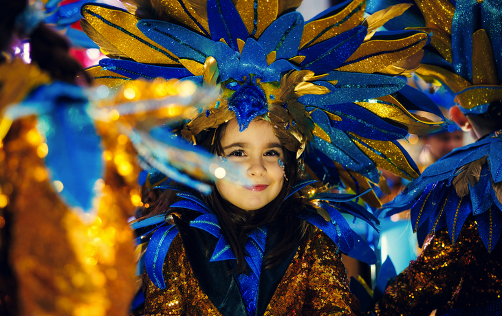 Küstenstadt mit farbigen Häusern und Yachthafen am blauen Meer. - © xbrchx - stock.adobe.com