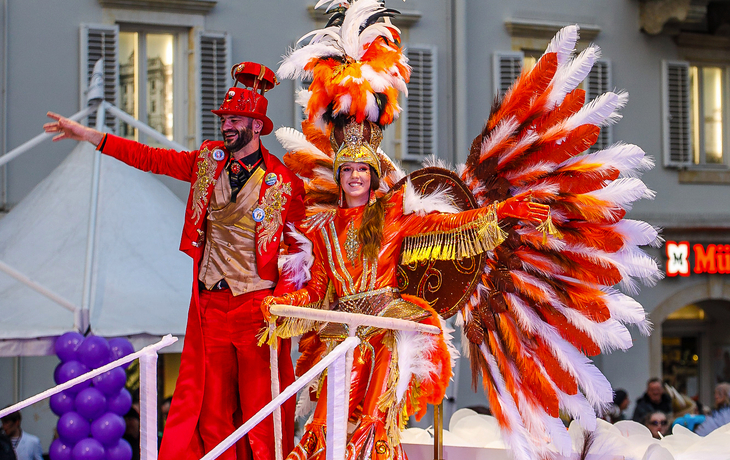 Küstenstadt mit farbigen Häusern und Yachthafen am blauen Meer. - © xbrchx - stock.adobe.com