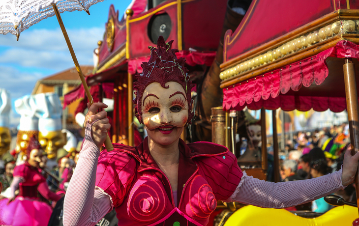 Person in bunter, ausgefallener Kostümierung mit Maske auf einem Festumzug. - © litchi cyril - stock.adobe.com