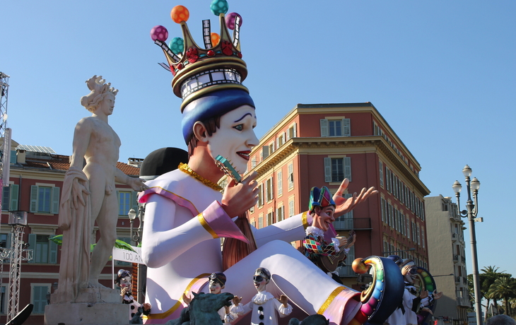 Person in bunter, ausgefallener Kostümierung mit Maske auf einem Festumzug. - © litchi cyril - stock.adobe.com