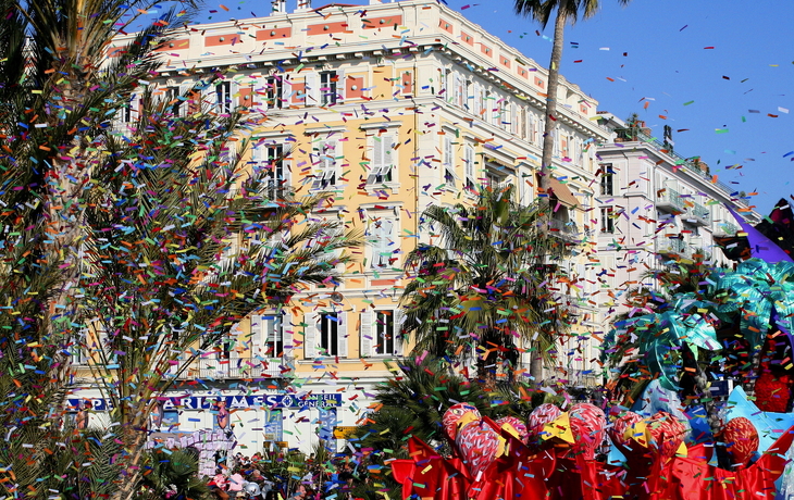 Person in bunter, ausgefallener Kostümierung mit Maske auf einem Festumzug. - © litchi cyril - stock.adobe.com