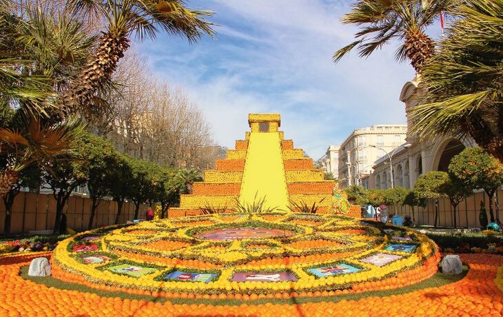 Gebäude mit Orangen und Zitronen dekoriert, Karnevalsszene und Figuren in Kostümen. - © Sean Nel - stock.adobe.com