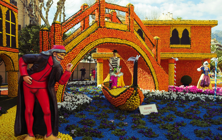 Gebäude mit Orangen und Zitronen dekoriert, Karnevalsszene und Figuren in Kostümen. - © Sean Nel - stock.adobe.com