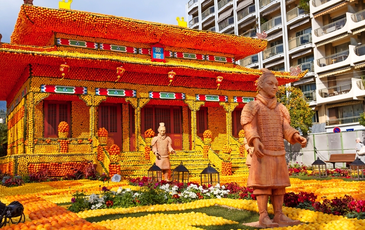 Gebäude mit Orangen und Zitronen dekoriert, Karnevalsszene und Figuren in Kostümen. - © Sean Nel - stock.adobe.com