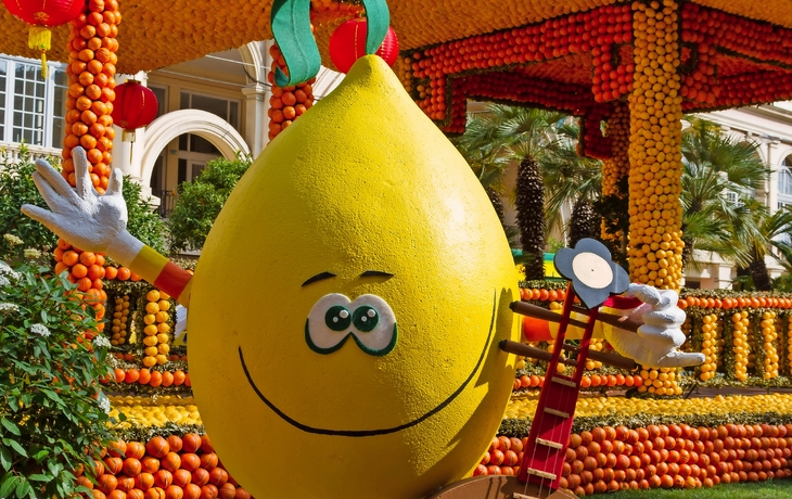 Gebäude mit Orangen und Zitronen dekoriert, Karnevalsszene und Figuren in Kostümen. - © Sean Nel - stock.adobe.com