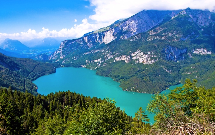 Berglandschaft mit kleinem Fluss und Bäumen im Vordergrund. - © Zedspider - stock.adobe.com