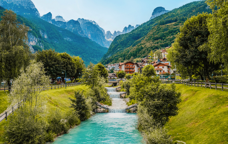 Berglandschaft mit kleinem Fluss und Bäumen im Vordergrund. - © Zedspider - stock.adobe.com