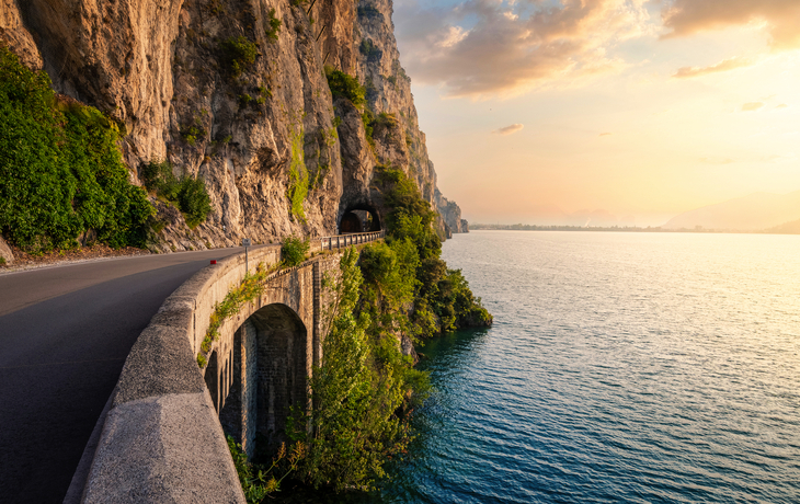 Bergsee mit türkisblauem Wasser, umgeben von grünen Bergen und Wäldern. - © Lukasz - stock.adobe.com