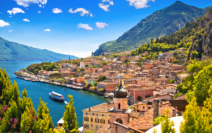 Bergsee mit türkisblauem Wasser, umgeben von grünen Bergen und Wäldern. - © Lukasz - stock.adobe.com