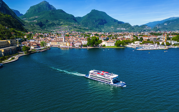 Bergsee mit türkisblauem Wasser, umgeben von grünen Bergen und Wäldern. - © Lukasz - stock.adobe.com