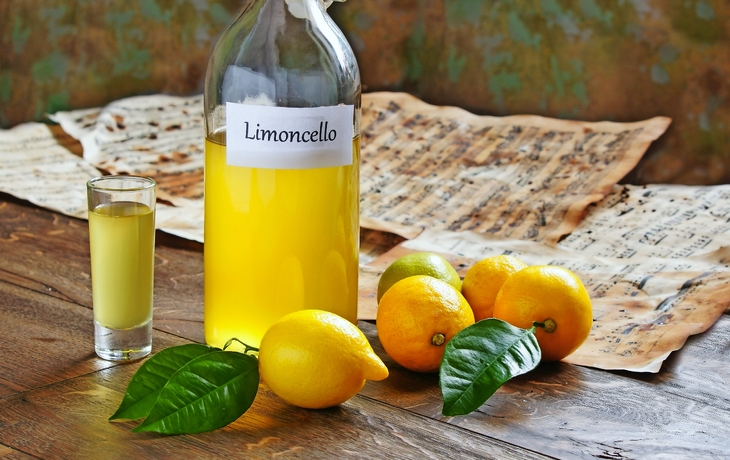 Küstenstadt mit bunten Häusern und blauem Meer im Hintergrund. - © IgorZh - stock.adobe.com