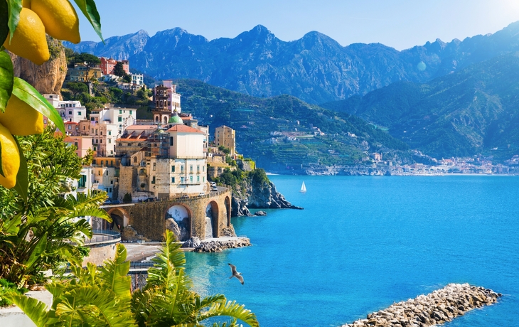 Küstenstadt mit bunten Häusern und blauem Meer im Hintergrund. - © IgorZh - stock.adobe.com