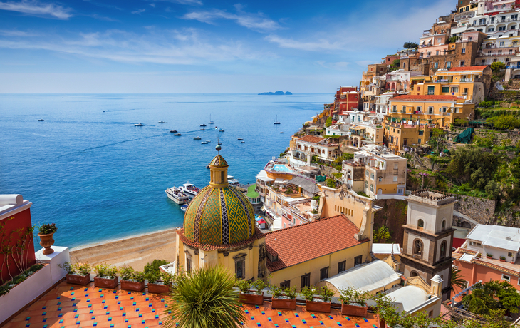 Küstenstadt mit bunten Häusern und blauem Meer im Hintergrund. - © IgorZh - stock.adobe.com