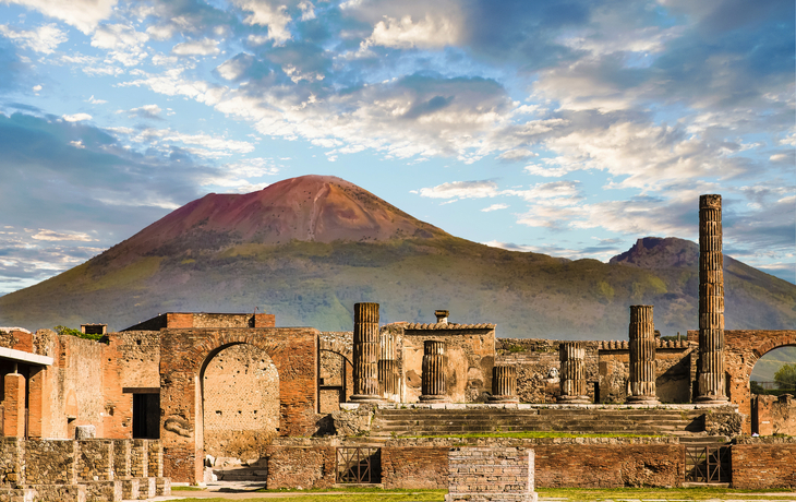Ruinen der antiken Stadt Pompeji vor dem Hintergrund des Vesuvs in Kampanien, Italien. - © dbvirago - stock.adobe.com
