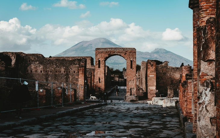 Ruinen der antiken Stadt Pompeji vor dem Hintergrund des Vesuvs in Kampanien, Italien. - © dbvirago - stock.adobe.com