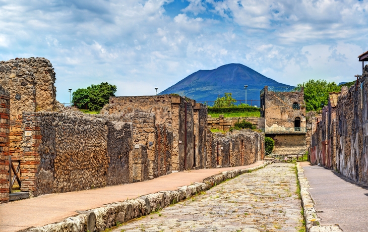 Ruinen der antiken Stadt Pompeji vor dem Hintergrund des Vesuvs in Kampanien, Italien. - © dbvirago - stock.adobe.com