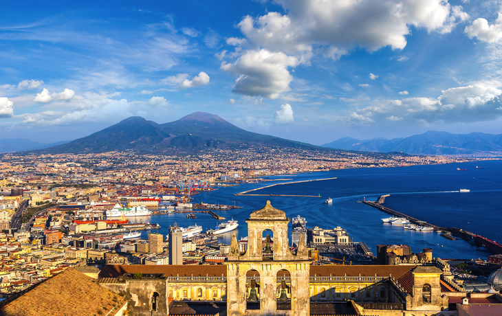 Panoramablick auf Neapel mit dem Vesuv im Hintergrund und einem Hafen im Vordergrund. - © frank peters - stock.adobe.com
