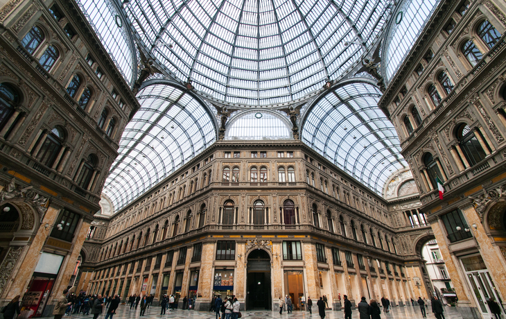 Panoramablick auf Neapel mit dem Vesuv im Hintergrund und einem Hafen im Vordergrund. - © frank peters - stock.adobe.com
