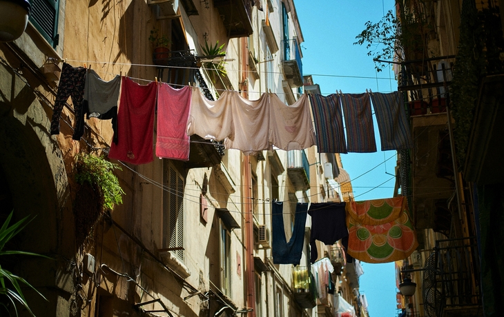Panoramablick auf Neapel mit dem Vesuv im Hintergrund und einem Hafen im Vordergrund. - © frank peters - stock.adobe.com