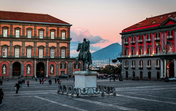 Panoramablick auf Neapel mit dem Vesuv im Hintergrund und einem Hafen im Vordergrund. - © frank peters - stock.adobe.com