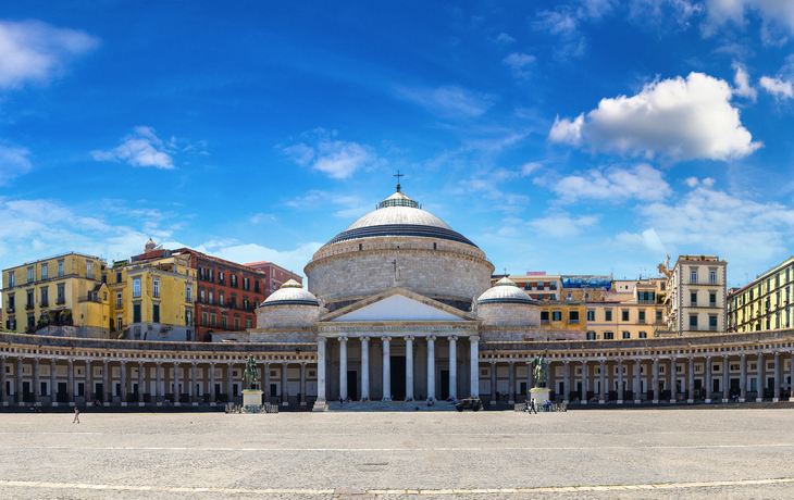 Panoramablick auf Neapel mit dem Vesuv im Hintergrund und einem Hafen im Vordergrund. - © frank peters - stock.adobe.com