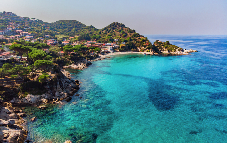 Küste mit blauem Meer und bewaldetem Hügel im Hintergrund. - © Daniele Fiaschi Ph - stock.adobe.com