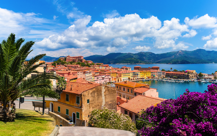 Mittelalterliche Stadt am Meer mit Leuchtturm bei Sonnenuntergang. - © Ralph Hoppe - www.FooTToo.de