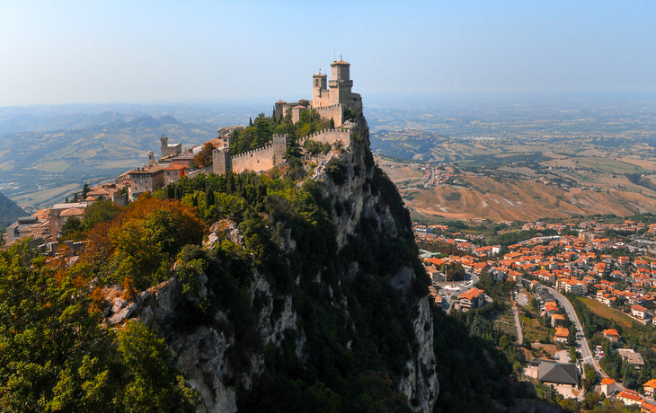 Burg auf Hügel mit Blick auf weite Landschaft und Stadt im Hintergrund. - © Ada D'Onofrio - stock.adobe.com