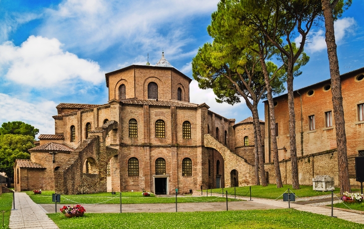 Innenansicht einer großen, historischen Kirche mit bemaltem Altar und Säulen. - © Paolo - stock.adobe.com