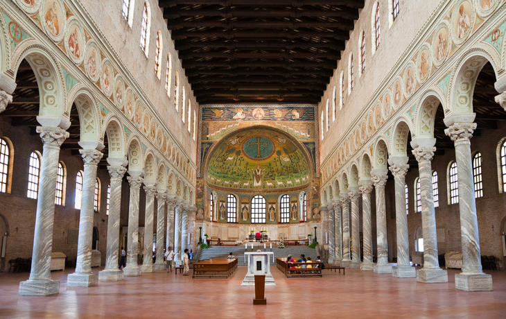 Innenansicht einer großen, historischen Kirche mit bemaltem Altar und Säulen. - © Paolo - stock.adobe.com