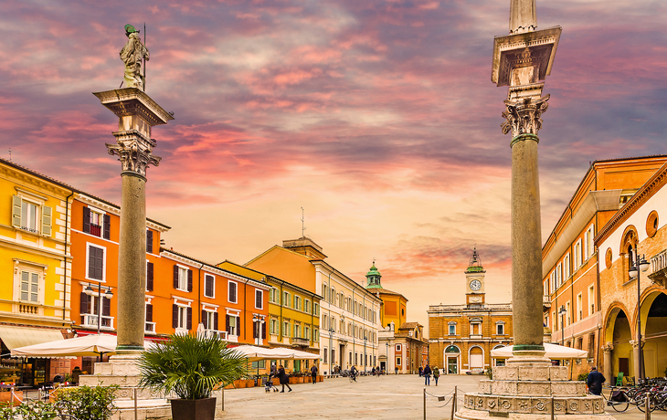 Innenansicht einer großen, historischen Kirche mit bemaltem Altar und Säulen. - © Paolo - stock.adobe.com