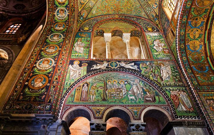 Innenansicht einer großen, historischen Kirche mit bemaltem Altar und Säulen. - © Paolo - stock.adobe.com