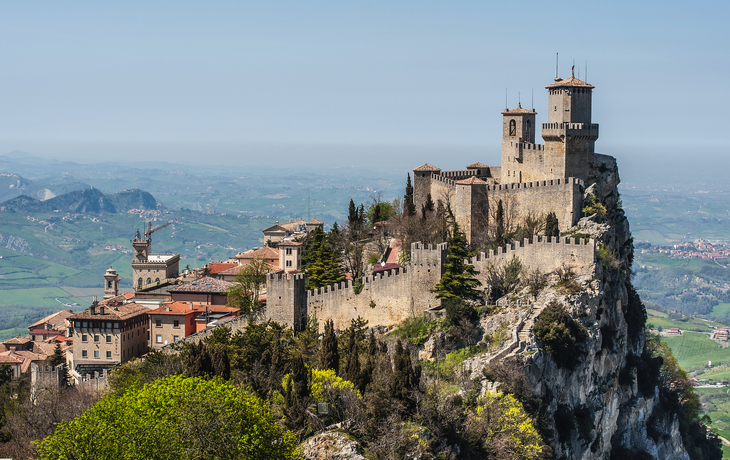 Burg auf Felsvorsprung mit Blick auf grüne Landschaft im Hintergrund - © dmitr86 - stock.adobe.com