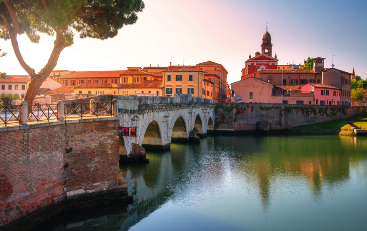 Burg auf Felsvorsprung mit Blick auf grüne Landschaft im Hintergrund - © dmitr86 - stock.adobe.com