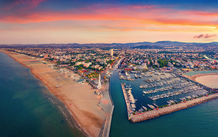 Burg auf Felsvorsprung mit Blick auf grüne Landschaft im Hintergrund - © dmitr86 - stock.adobe.com