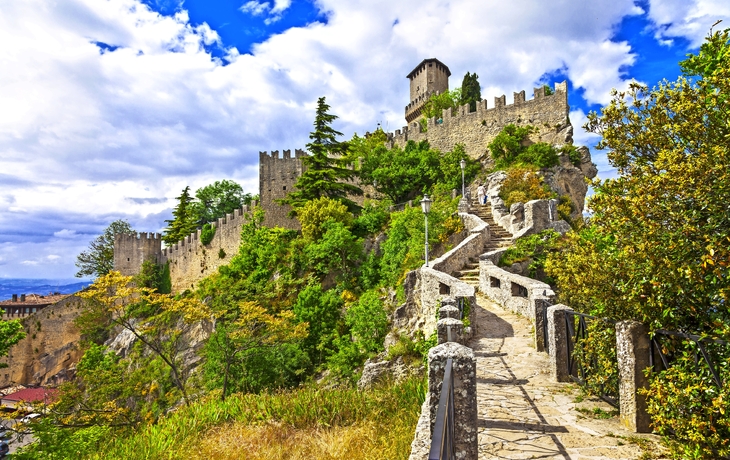 Burg auf Felsvorsprung mit Blick auf grüne Landschaft im Hintergrund - © dmitr86 - stock.adobe.com