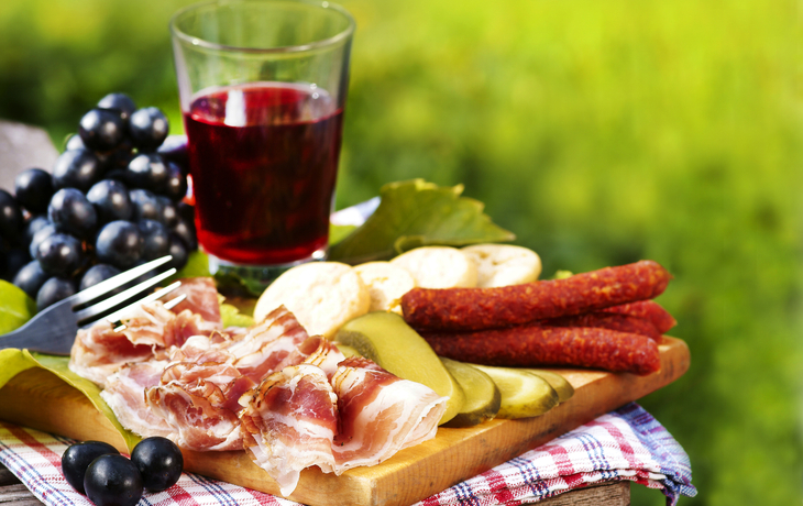 Einige rohe Tortellini mit frischen Kräutern auf einem Holztisch. - © quipu - Fotolia