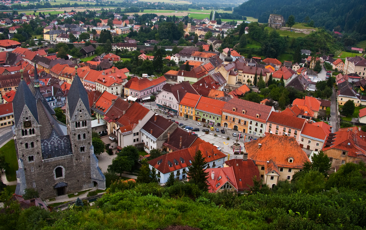 Einige rohe Tortellini mit frischen Kräutern auf einem Holztisch. - © quipu - Fotolia