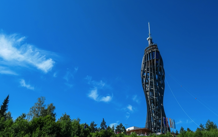 Steinstatue eines Drachen und eines Mannes vor historischer Gebäudekulisse. - © EKH-Pictures - stock.adobe.com