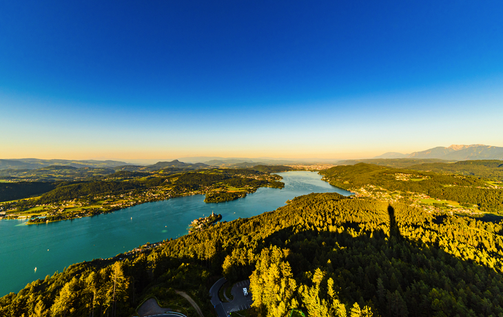 Steinstatue eines Drachen und eines Mannes vor historischer Gebäudekulisse. - © EKH-Pictures - stock.adobe.com