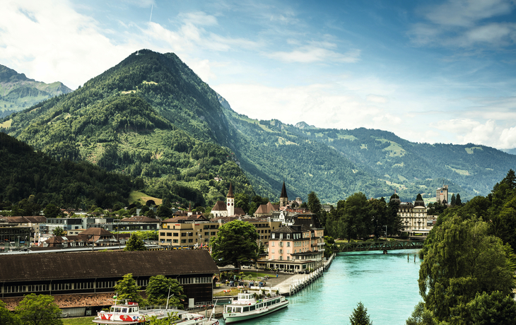 Schlucht mit Holzwanderweg und fließendem Wasser zwischen Felswänden. - © heiwa - stock.adobe.com