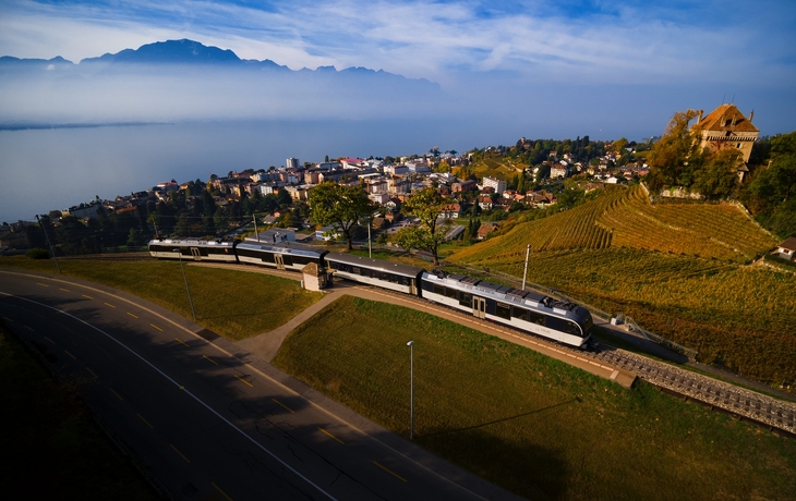 Alpenstraße mit traditionellen Holzhäusern und Kirche bei sonnigem Wetter - © Bogdan Lazar - stock.adobe.com