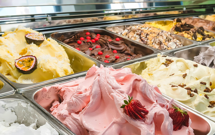 Eiscreme-Theke mit verschiedenen Sorten und Dekorationen. - © SophiaPics - stock.adobe.com