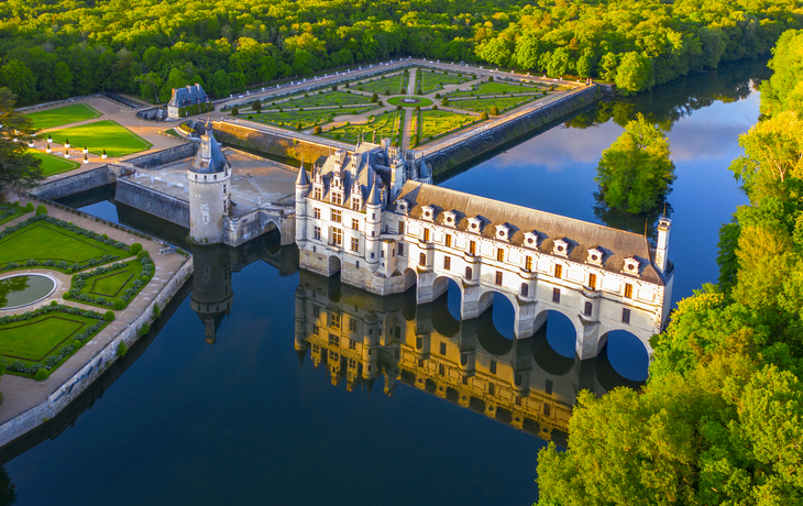 Schloss mit Wasserreflexion bei sonnigem Himmel. - ©Aleh Varanishcha - stock.adobe.com