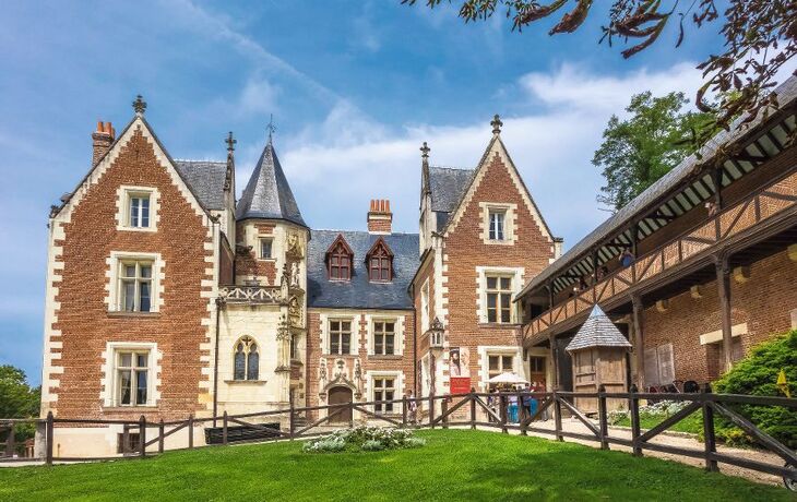Schloss mit Wasserreflexion bei sonnigem Himmel. - ©Aleh Varanishcha - stock.adobe.com