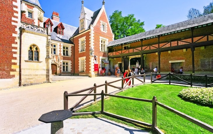 Schloss mit Wasserreflexion bei sonnigem Himmel. - ©Aleh Varanishcha - stock.adobe.com