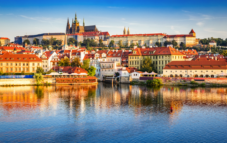 Die Prager Burg und der Veitsdom im Abendlicht. - © Jan Schuler - stock.adobe.com
