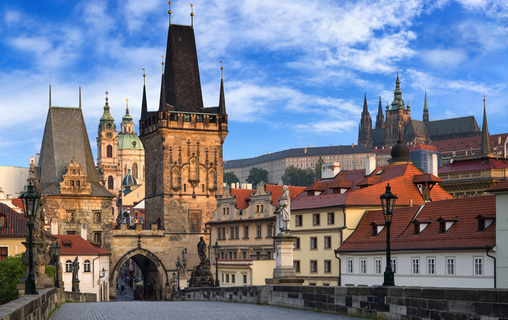 Die Prager Burg und der Veitsdom im Abendlicht. - © Jan Schuler - stock.adobe.com