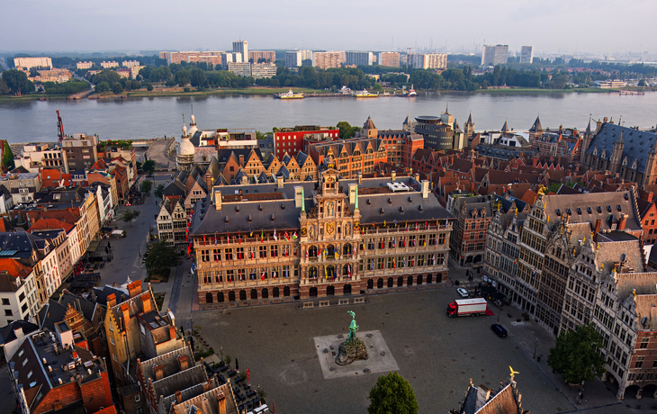 Historische Gebäude und Brabo-Brunnen am Abend auf dem Grote Markt in Antwerpen. - ©Mapics - stock.adobe.com